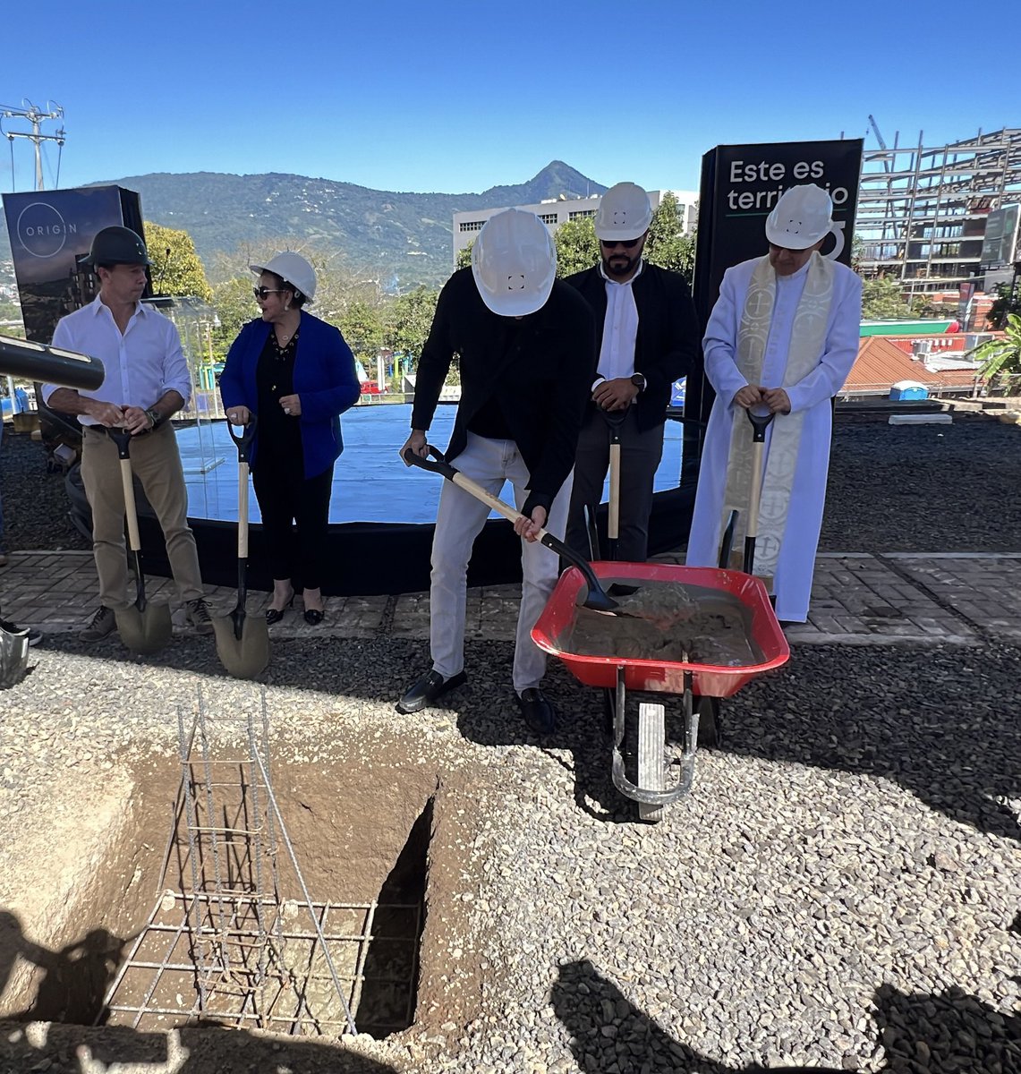 LRodriguez_SV's tweet photo. 🇸🇻 CORREDOR DE INVERSION. 
Hoy hemos lanzado el Proyecto Origin, 1ero en altura de la Inmobiliaria Sforma, una inversión que llega casi a los 46millones d/d en Antiguo Cuscatlán (La Libertad Este); y que forma parte del paquete de inversiones liberadas por @COAMSS_OPAMSS. 

Más allá de que las 105 unidades habitacionales, el reto arquitectónico marcará una tendencia estética y constructiva en el corredor de inversiones de La Libertad Este y una apertura a próximas inversiones por parte de Sforma. Hemos hecho más eficiente la inversión @CASALCOsv y esto es un resultado más. @MiguelKattan1 .