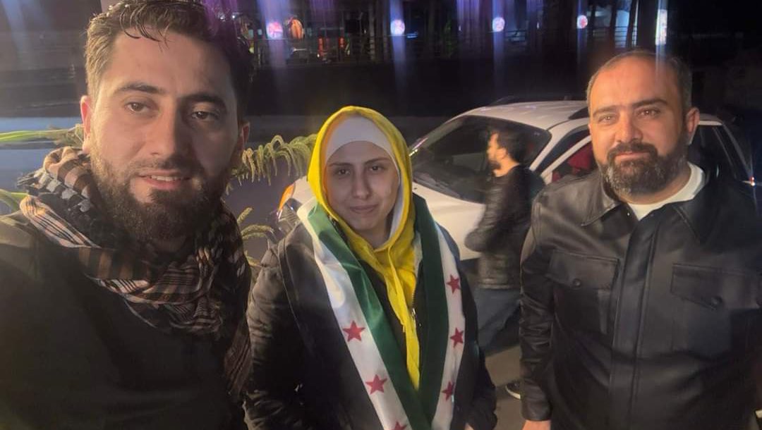 طل الملوحی پانزده سال پیش [زمانی‌که دختر بچه بود] دو سطر در فضای مجازی علیه جنایات در سوریه نوشت، گرفتنش، امروز ازادش کردند.

-اون‌وقت ماله‌کش از لندن تا تهران شاکیه چرا از سقوط بشار خوشحالید.

#سوریه