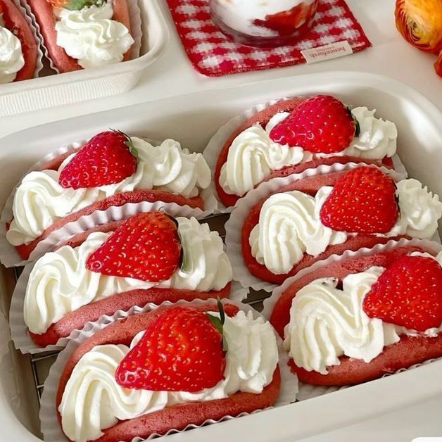 daily_dolce's tweet photo. Strawberry desserts 🍓☁️ https://t.co/MVhOls4szm