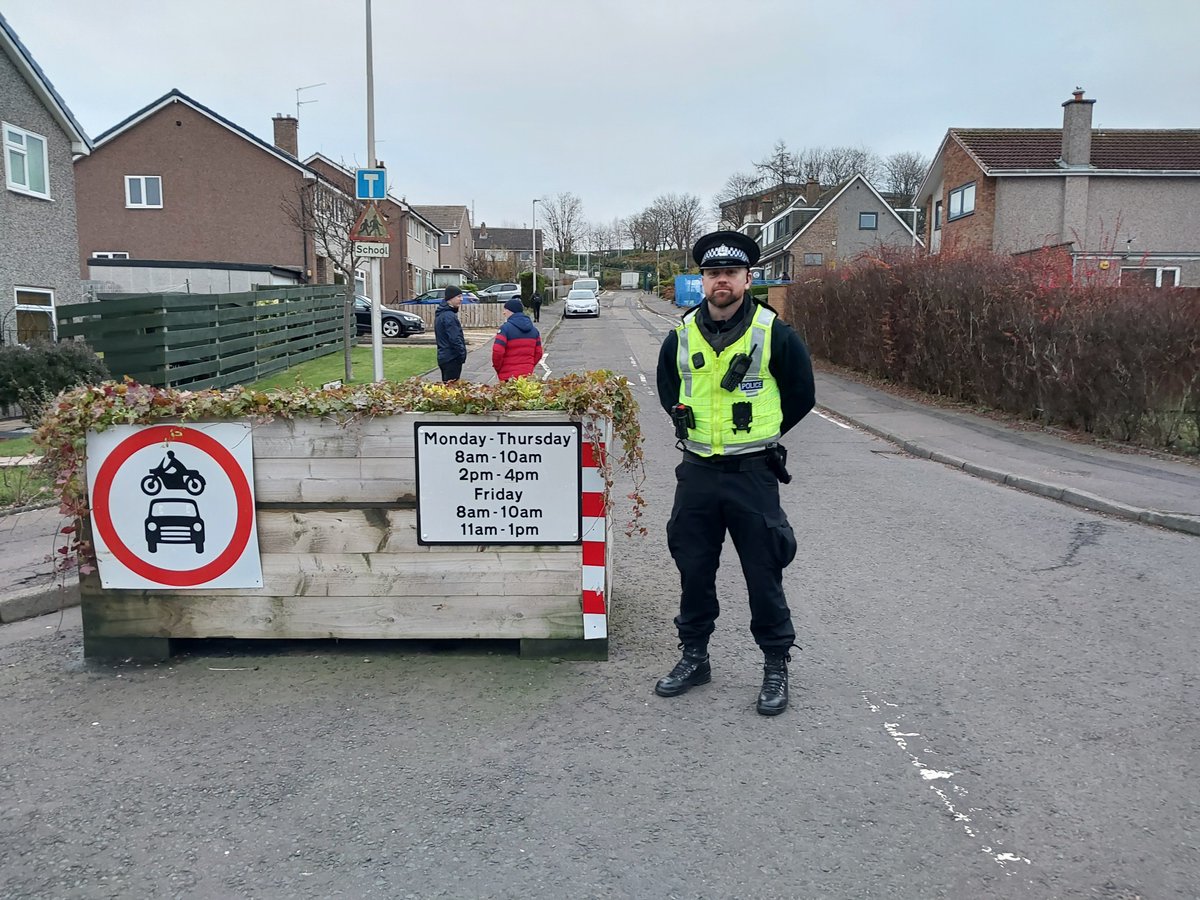 PSOSSWEdinburgh's tweet photo. Following complaints received about motorists not obeying No Entry signs at Juniper Green Primary School, officers carried out patrols during school drop off time. They engaged with drivers and some warnings were issued as a result. #SWCPT #CommunityPolicing https://t.co/WJgv0pS1kc