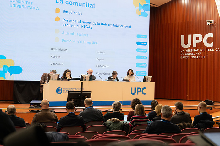 El #ClaustreUPC ha debatut avui el Projecte d'Estatuts UPC 2024 en una sessió extraordinària.

El text s’ha presentat al Claustre un cop finalitzat el procés participatiu i es portarà a votació demà, dia 11, després d’incorporar les esmenes aprovades.

➡️ upc.edu/ca/sala-de-pre…