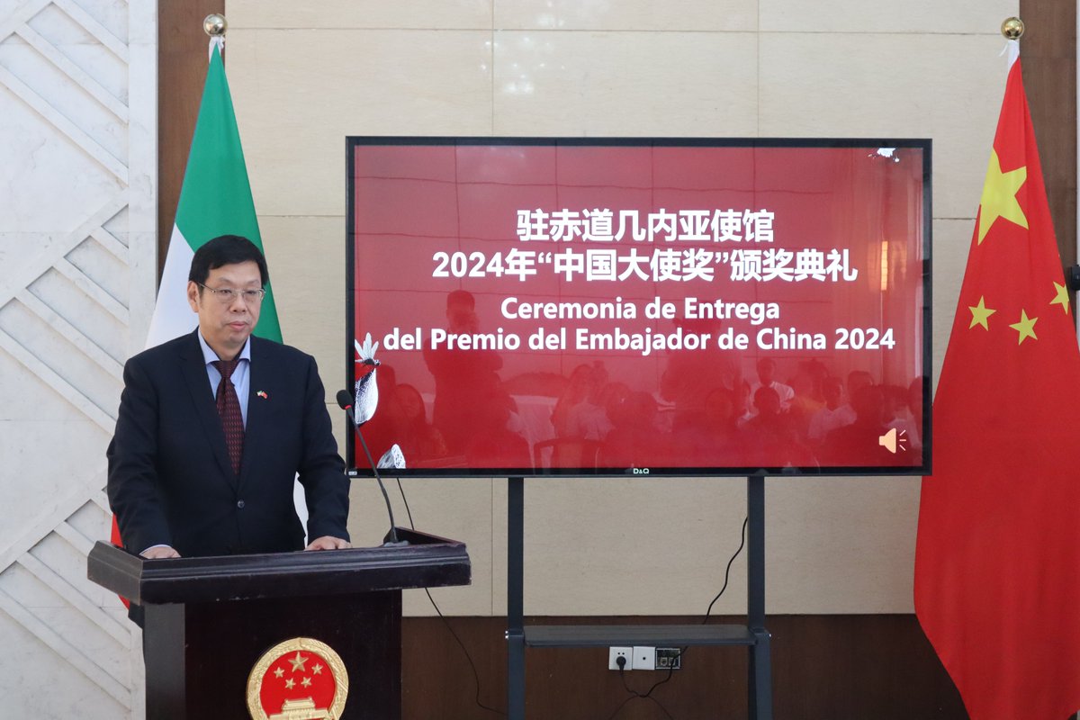 EmbChinaGE's tweet image. ¡Felicitaciones a los 26 ganadores del Premio del Embajador de China 2024!🎉

El Embajador Wang Wengang premió ayer a los estudiantes con excelencia académica en el estudio de chino de distintos centros educativos de GE, y les animó a seguir explorando la belleza de este idioma.