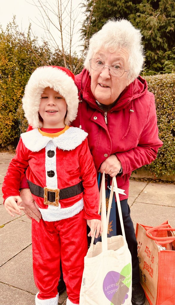 neetusquire1's tweet image. Our little helper distributing 
 #BagsOfHope to his community. Love this photo ❤️