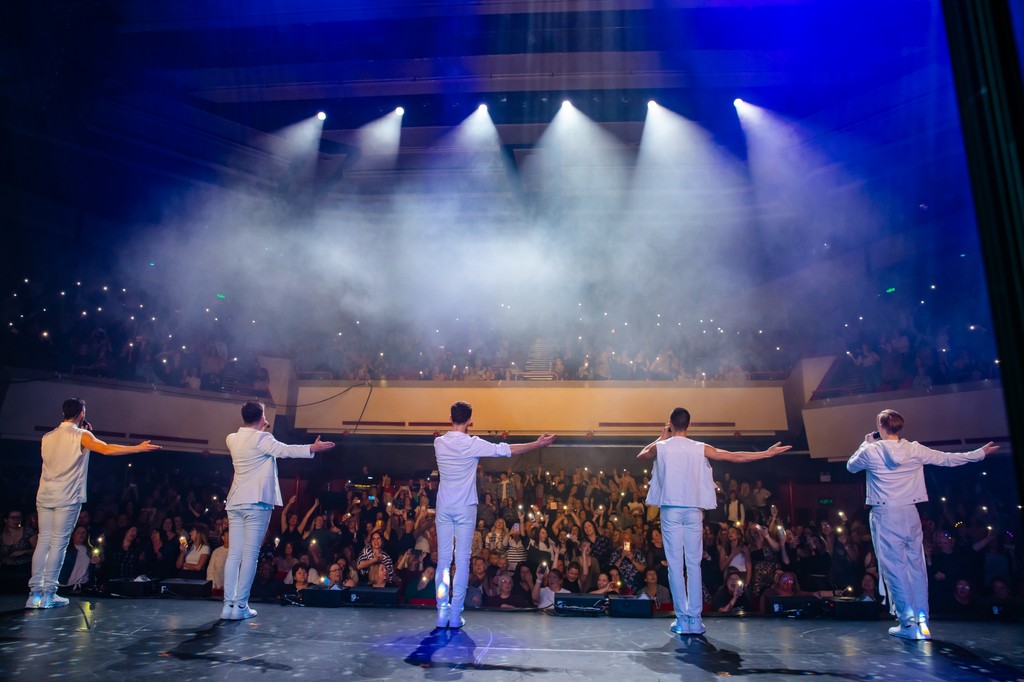 ULT_Boybands's tweet photo. 🎤 Dreaming of 90s nights like this! 💫
Looking back on all the incredible crowds we’ve had this tour has us counting down the days until we’re back. Don’t worry—big news is coming soon!  💃💥

#UltimateBoyBands #BoybandParty #MoreToCome https://t.co/JjUa9ZrLqf