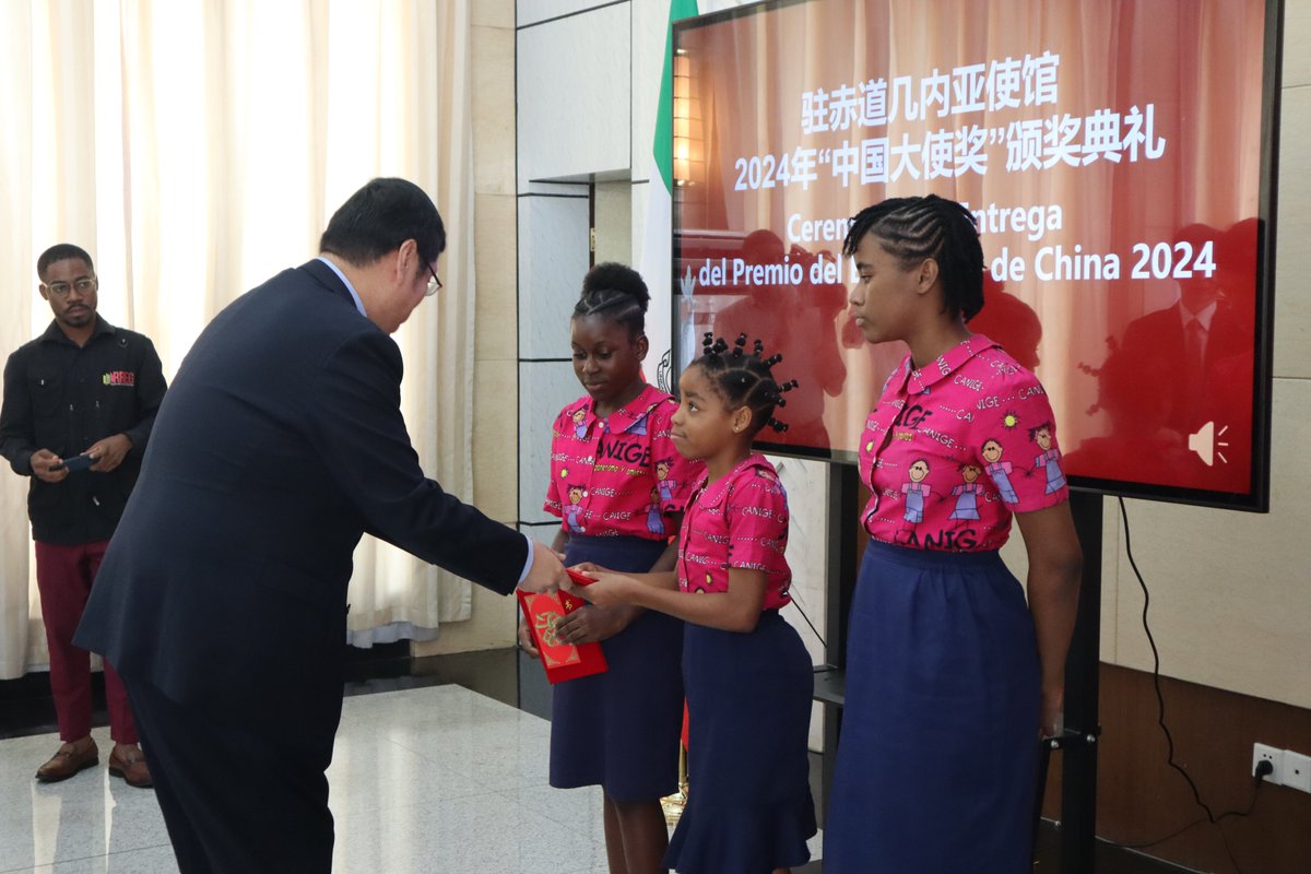 EmbChinaGE's tweet image. ¡Felicitaciones a los 26 ganadores del Premio del Embajador de China 2024!🎉

El Embajador Wang Wengang premió ayer a los estudiantes con excelencia académica en el estudio de chino de distintos centros educativos de GE, y les animó a seguir explorando la belleza de este idioma.