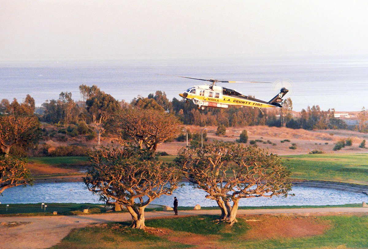 pepperdine's tweet photo. Our hearts are with the brave firefighters of the Los Angeles County Fire Department and all who are combating the #FranklinFire. We lift them up in prayer, asking for their safety and protection as they work tirelessly to keep our Malibu community safe 🧡 #malibustrong 

📷 Pepperdine Library Photo Archives: 2018 Woolsey Fire Remembrance Project