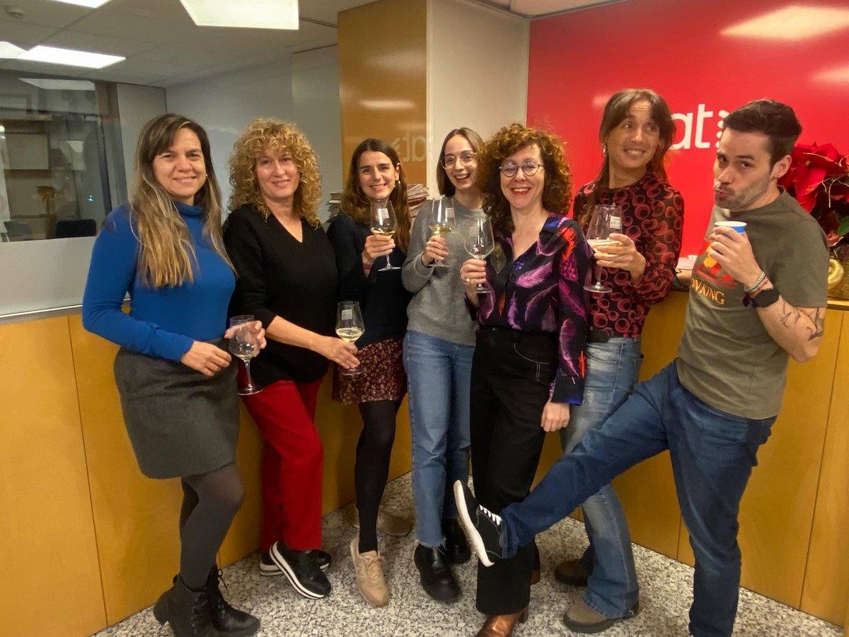 Aquí #DonesiDiesCatradio celebrant les audiències. Avui a les 21h anem pel web perquè el ⚽️⚽️⚽️ vol acabar amb nosaltres però no ho aconseguirà. Som xirrriilíders!!! <a href="/CatalunyaRadio/">Catalunya Ràdio</a>