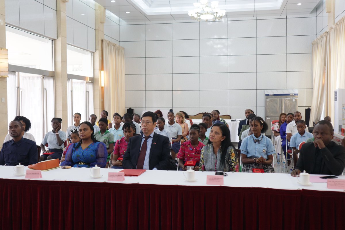 EmbChinaGE's tweet image. ¡Felicitaciones a los 26 ganadores del Premio del Embajador de China 2024!🎉

El Embajador Wang Wengang premió ayer a los estudiantes con excelencia académica en el estudio de chino de distintos centros educativos de GE, y les animó a seguir explorando la belleza de este idioma.