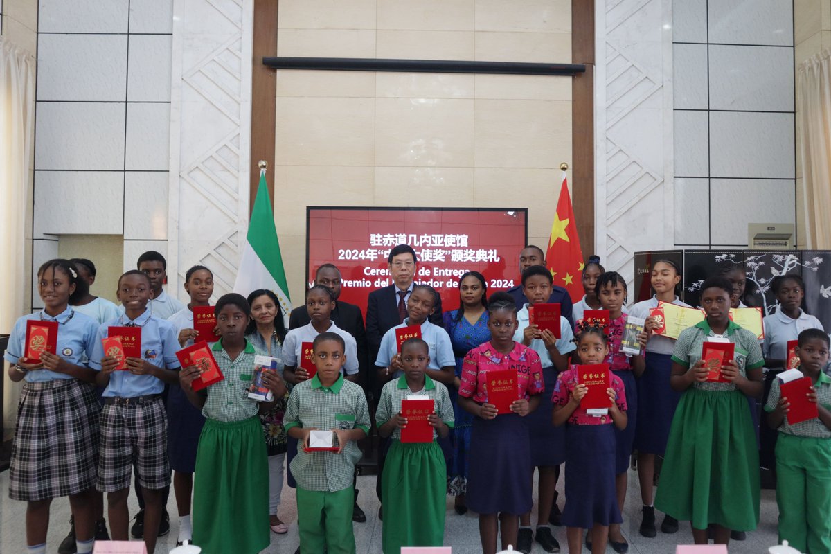 EmbChinaGE's tweet image. ¡Felicitaciones a los 26 ganadores del Premio del Embajador de China 2024!🎉

El Embajador Wang Wengang premió ayer a los estudiantes con excelencia académica en el estudio de chino de distintos centros educativos de GE, y les animó a seguir explorando la belleza de este idioma.