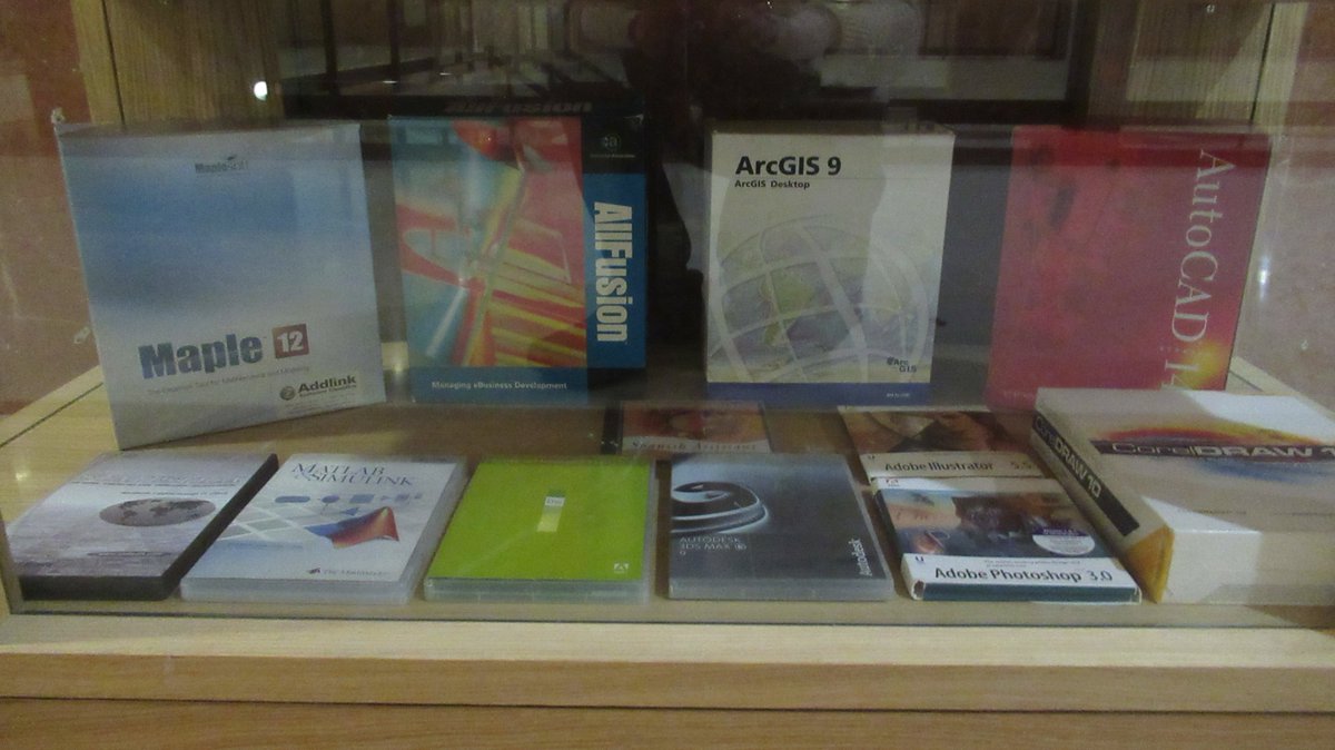 Y con esa balda dedicada a software diverso (matemático, estadístico, de diseño, de información geográfica, de creación web, de edición de fotografías, etc.), damos por alcanzado el 94 % del montaje #Museo #Informática #Videojuegos #URJC #YoSoyURJC