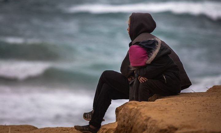 AnyHashish's tweet image. There are many sources of cold, starting with a worn-out tent that does not block the wind.
And the worn clothes that do not protect the small bodies and the deep fear🥺
The harsh cold winds seem to conspire with reality to make the scene more cruel and

gofundme.com/f/support-a-di…