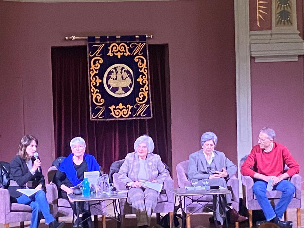 ¡Qué tarde más maravillosa vivimos ayer! Impresionante ver lleno a rebosar el salón de actos del <a href="/ateneodemadrid/">Ateneo de Madrid</a>  Mil gracias a todas y todos los que nos acompañasteis, y a nuestras "Comprometidas" Natividad Camacho, Paca Sauquillo  y Pilar Díaz, representando a muchas otras