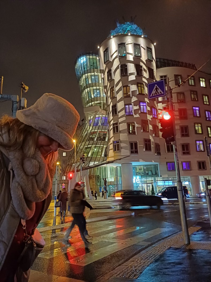 TanteCarine's tweet photo. Praag dus 🙈
#dancinghouse #Prague https://t.co/ES4CRNDa82