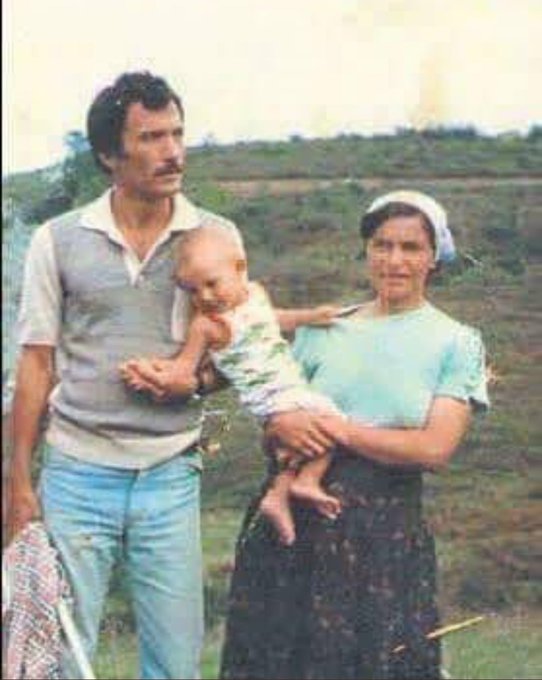 _umbertoeco__'s tweet photo. ... Recep Yazıcıoğlu ...

 Aydın Valiliğine atanan ve henüz üç dört günlük
Vali iken Nazilli SSK Hastanesi ile ilgili bir 
şikayet kulağına çalınır. 
Hiç vakit kaybetmeden hastaneye gider 
Tebdil-i kıyafet gelir. 
Acil bölümünden girer. 
Oradaki görevli bir hemşireye der ki https://t.co/xJfjMZzE6F