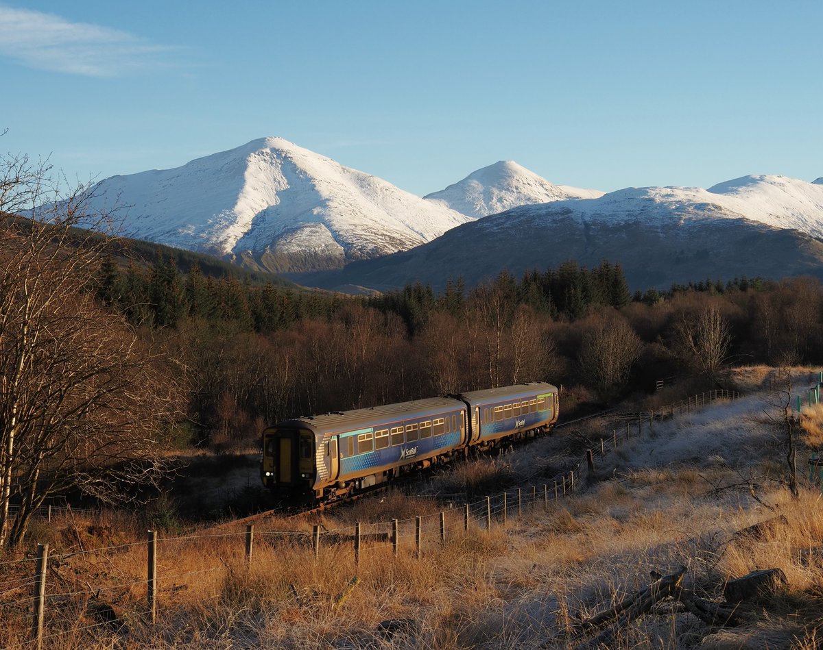 FWHLines's tweet photo. "156499, running about 9 late, has just crossed the small viaduct at Ewich with the 12.20 Queen St to Oban. Ben More and Stuc a' Chroin in the background." 📷 - Sandy Smeaton  @ScotRail https://t.co/N5zYrYLmxh