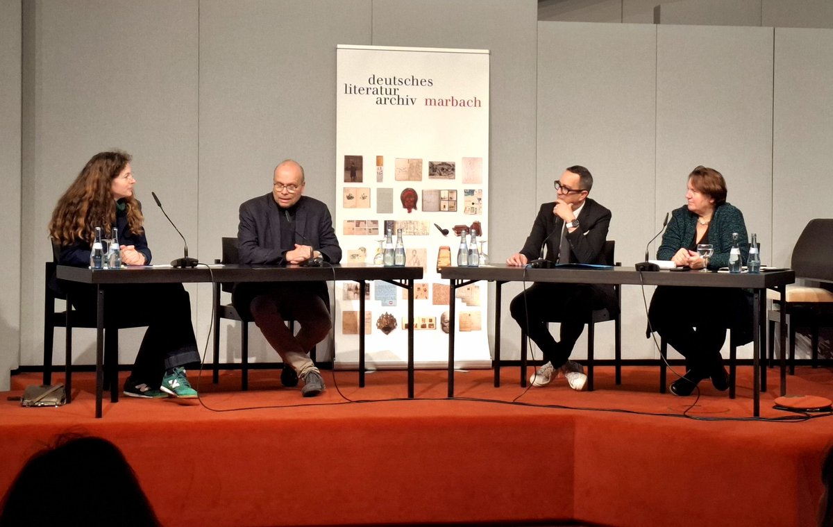 Deutsches Literaturarchiv Marbach (@dlamarbach) on Twitter photo »Welche Rolle spielen Klassiker im heutigen Schulkanon und sind sie noch hilfreich?« fragt <a href="/DLADirektorin/">Sandra Richter @sandrarichterdla.bsky.social</a> Sandra Richter die Teilnehmer/-innen der Podiumsdiskussion âșLiteratur bildet â bildet Literatur?âč. Im Rahmen der #Bildungsinitiative des #DLAMarbach. »Welche Rolle spielen Klassiker im heutigen Schulkanon und sind sie noch hilfreich?« fragt <a href="/DLADirektorin/">Sandra Richter @sandrarichterdla.bsky.social</a> Sandra Richter die Teilnehmer/-innen der Podiumsdiskussion âșLiteratur bildet â bildet Literatur?âč. Im Rahmen der #Bildungsinitiative des #DLAMarbach.