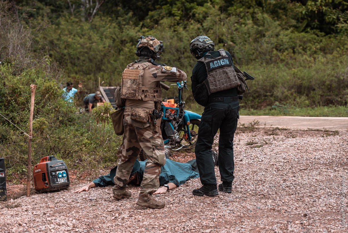 9eRima's tweet photo. #SoldatOps | Dans le cadre de la mission HARPIE, les CRAJ du 9e RIMa appuient lâantenne GIGN de Cayenne sur leurs missions de lutte contre le grand banditisme liĂ© Ă lâorpaillage illĂ©gal.
âĄïž DĂ©monstration pour lâ@IHEDN pour mieux cerner les enjeux du territoire. https://t.co/8sLucirD9O