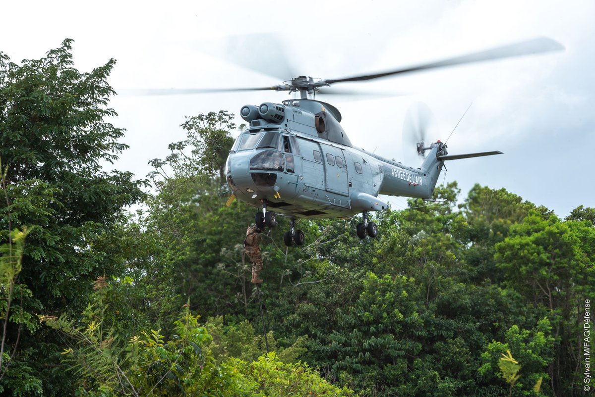 9eRima's tweet photo. #SoldatOps | Dans le cadre de la mission HARPIE, les CRAJ du 9e RIMa appuient lâantenne GIGN de Cayenne sur leurs missions de lutte contre le grand banditisme liĂ© Ă lâorpaillage illĂ©gal.
âĄïž DĂ©monstration pour lâ@IHEDN pour mieux cerner les enjeux du territoire. https://t.co/8sLucirD9O