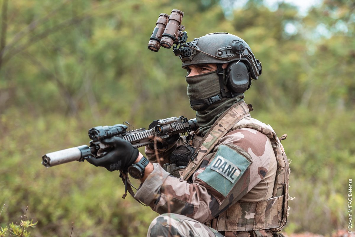 9eRima's tweet photo. #SoldatOps | Dans le cadre de la mission HARPIE, les CRAJ du 9e RIMa appuient lâantenne GIGN de Cayenne sur leurs missions de lutte contre le grand banditisme liĂ© Ă lâorpaillage illĂ©gal.
âĄïž DĂ©monstration pour lâ@IHEDN pour mieux cerner les enjeux du territoire. https://t.co/8sLucirD9O