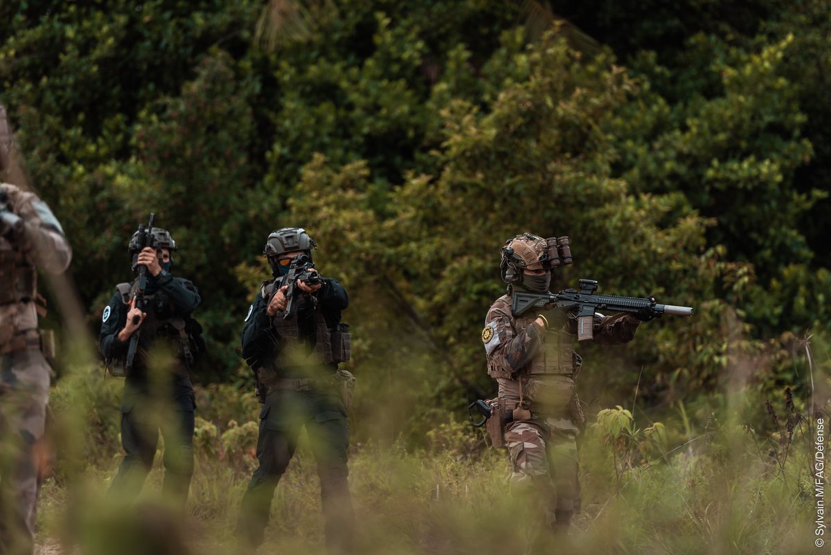 9eRima's tweet photo. #SoldatOps | Dans le cadre de la mission HARPIE, les CRAJ du 9e RIMa appuient lâantenne GIGN de Cayenne sur leurs missions de lutte contre le grand banditisme liĂ© Ă lâorpaillage illĂ©gal.
âĄïž DĂ©monstration pour lâ@IHEDN pour mieux cerner les enjeux du territoire. https://t.co/8sLucirD9O