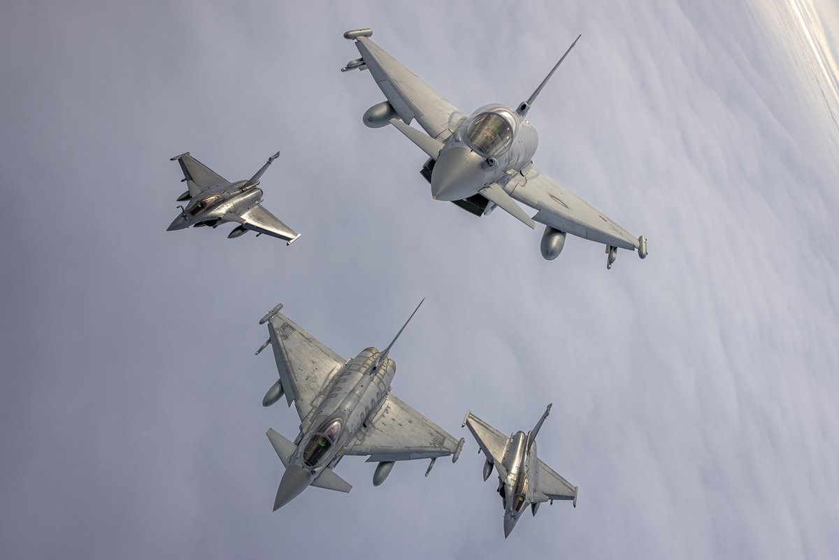 Roberto_yeager's tweet photo. Toma #FOTON(es)!
Los #Dassault #Rafale C del #AdA se han unido a los #Eurofighter F-2000 #Typoon de la #AeronauticaMilitare en Lituania, dentro de la misión #OTAN de policía aérea de los Países Bálticos #F2000 https://t.co/2GW8zKe30j