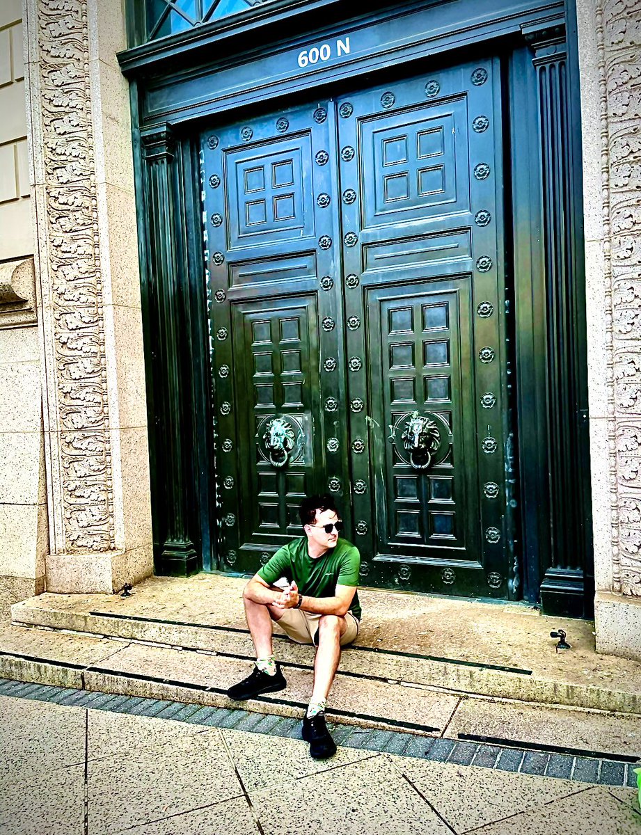 Put your phone down and go for a walk! And yes, I’m wearing shorts in December. 

#palmtreesinmoscow #ptimmusic #grungegaze #alternativerock #baltimorerecordingartist #getoutside