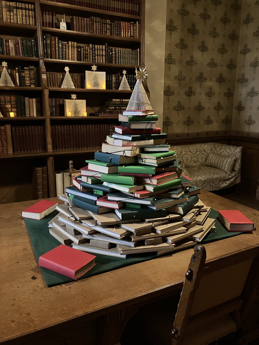 My kind of Christmas tree 📚 ⁦<a href="/TyntesfieldNT/">Tyntesfield</a>⁩