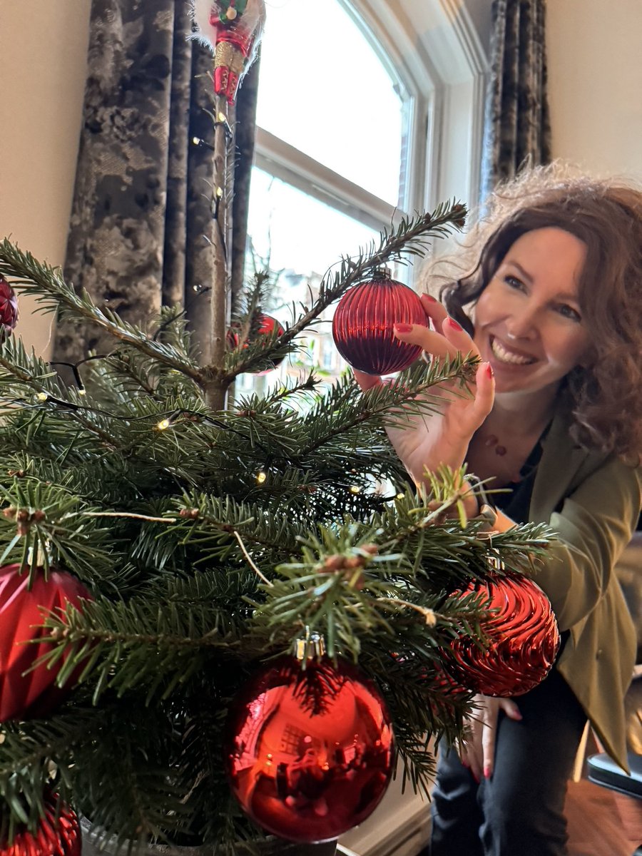 miraroodgroen's tweet photo. Hij staat hoor! Fijne vrede op aarde allemaal, alvast. ❤️💚
#roodgroen #samendoen https://t.co/y0gvwPorXf