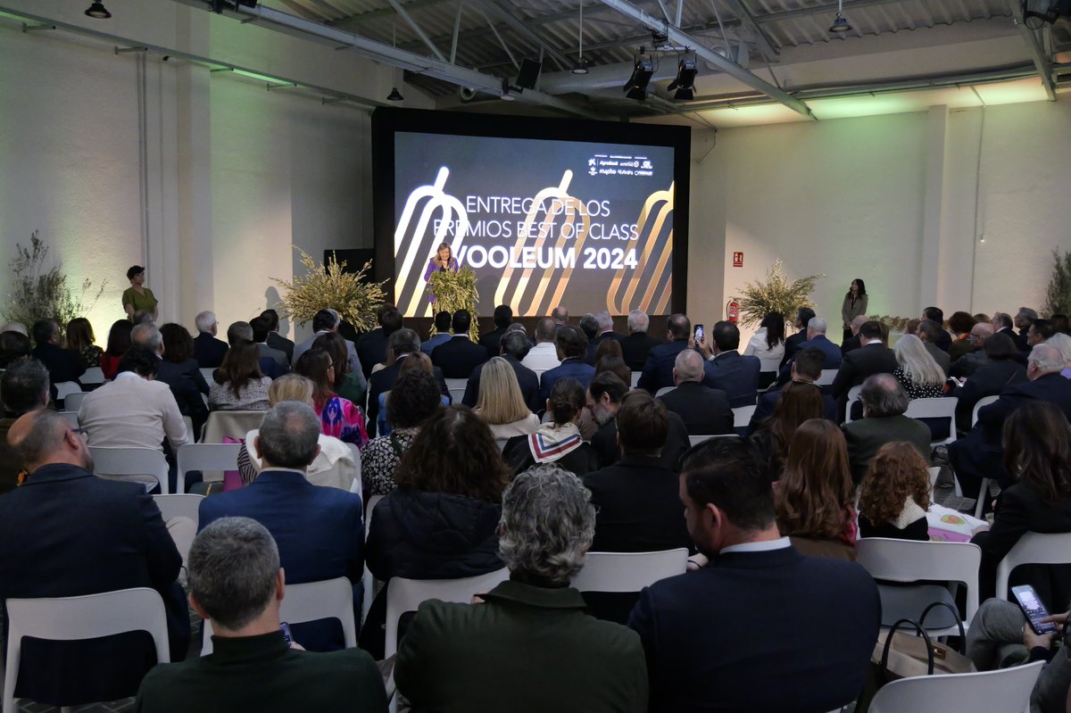 🫒✨ Treinta y siete aceites de oliva virgen extra andaluces, entre los 1️⃣0️⃣0️⃣ mejores del mundo.

🔝 👩🏻‍🌾 La Consejería de <a href="/AgriculturAnd/">Consejería AgriPesca</a> destaca la calidad de la producción andaluza durante la entrega en #Madrid de los Premios @Evooleum.

lajunta.es/58zao