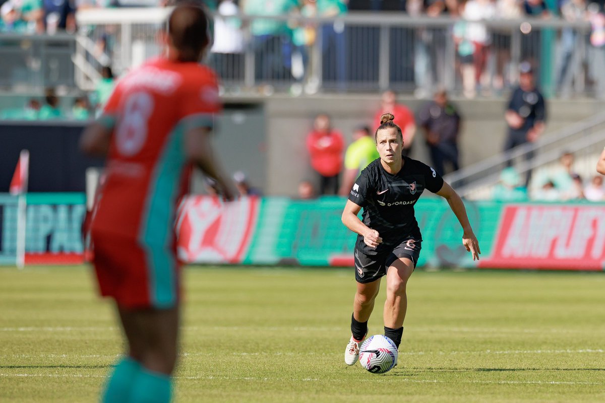 MeggieDH's tweet photo. LA, thank you for all of your support this last year. Seeing your faces in the stands and meeting you after games was a highlight of every game. I have loved playing for you. Although the results didn’t always go our way, I gave my all for this club. Thank you to all my… https://t.co/OG9DB2rmWc