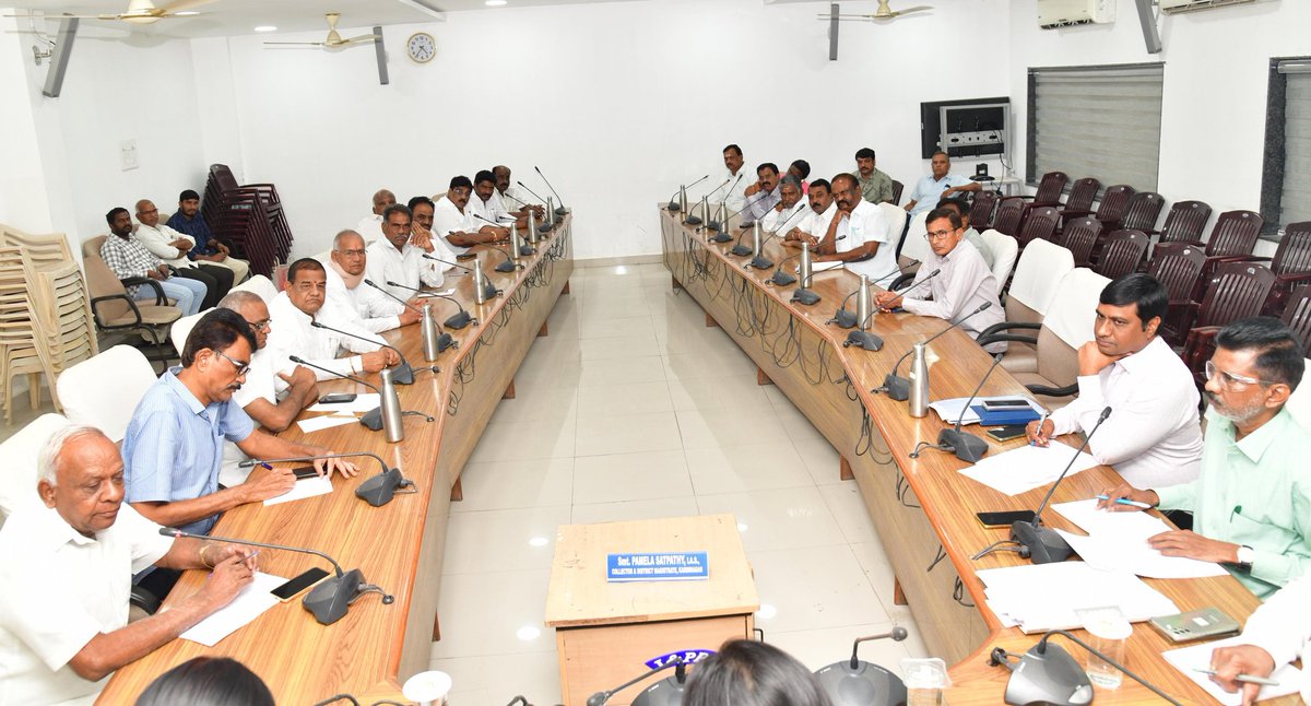 రైస్ మిల్లర్స్ అసోసియేషన్ ప్రతినిధులతో జిల్లా కలెక్టర్ పమేలా సత్పతి కలెక్టరేట్ కాన్ఫరెన్స్ హాల్లో సమావేశమయ్యారు. 
     ధాన్యం మిల్లింగ్, పెండింగ్ బకాయిలపై పలు సూచనలు, ఆదేశాలు జారీ చేశారు.
<a href="/TelanganaCMO/">Telangana CMO</a> <a href="/TelanganaCS/">Office of Chief Secretary, Telangana Govt.</a>