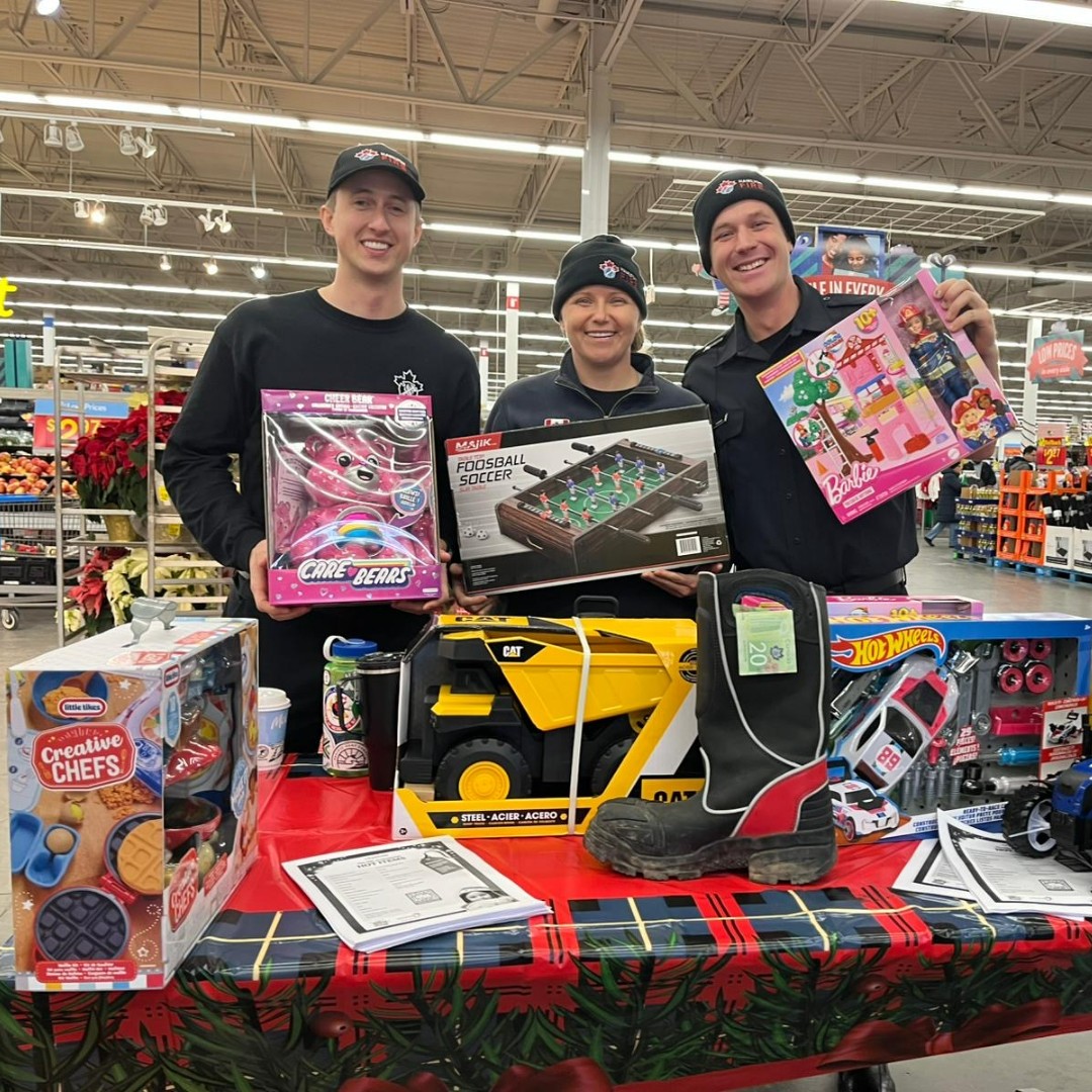 clacunion's tweet photo. 'Tis the season for generous giving! 🎁🧸🧩 Local 911 volunteer firefighters from Station 24 held a Christmas Toy Drive at the Waterdown Walmart on Saturday. All toys were collected for @CityKidz Hamilton! 🤩

#clacunion #bettertogether https://t.co/b2tyMYMlAT