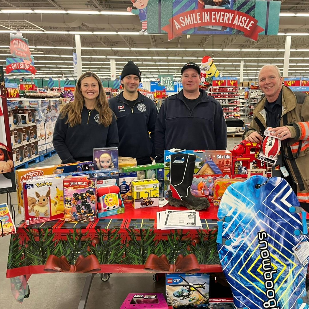 clacunion's tweet photo. 'Tis the season for generous giving! 🎁🧸🧩 Local 911 volunteer firefighters from Station 24 held a Christmas Toy Drive at the Waterdown Walmart on Saturday. All toys were collected for @CityKidz Hamilton! 🤩

#clacunion #bettertogether https://t.co/b2tyMYMlAT