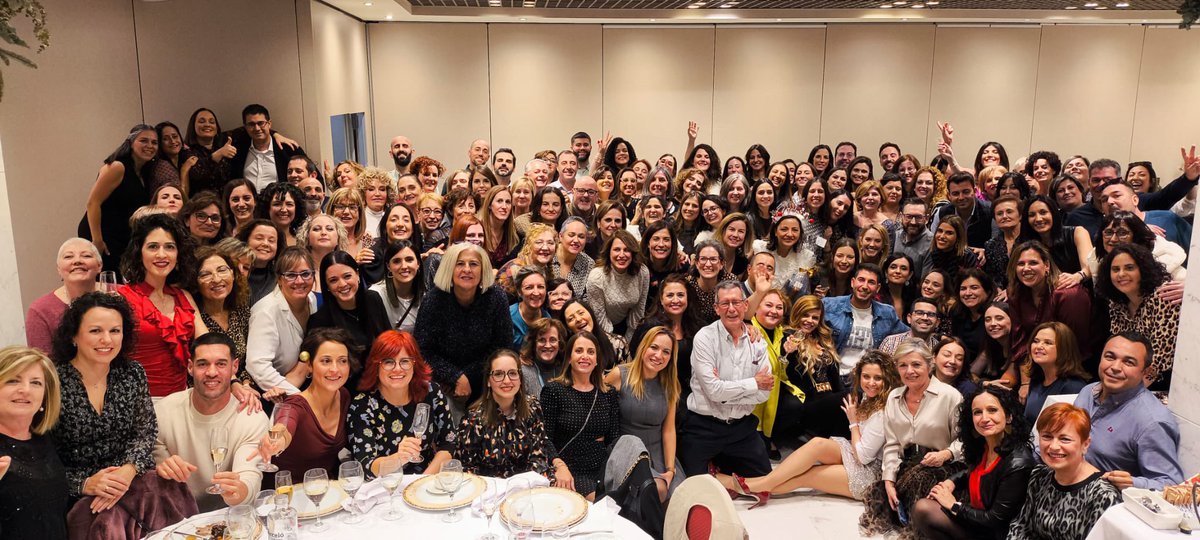 “Hoy compartimos una comida especial en el hospital infantil <a href="/AreaUnoArrixaca/">Área 1 Arrixaca</a> Todas las secciones de pediatría reunidas 💙 Una muestra de unión, dedicación y compromiso por el bienestar de nuestros pequeños pacientes. ¡Gracias a todos por ser parte de esta gran #familia