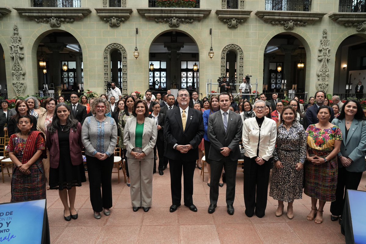 ViceGuatemala's tweet photo. Presentamos la Iniciativa de Igualdad en Empleo y Emprendimiento: más empleos, negocios fuertes y oportunidades para mujeres, especialmente en áreas rurales. Juntas, impulsamos el desarrollo y la inversión que Guatemala necesita. 💪✨ #GuatemalaSaleAdelante https://t.co/gDjvWVlqFp