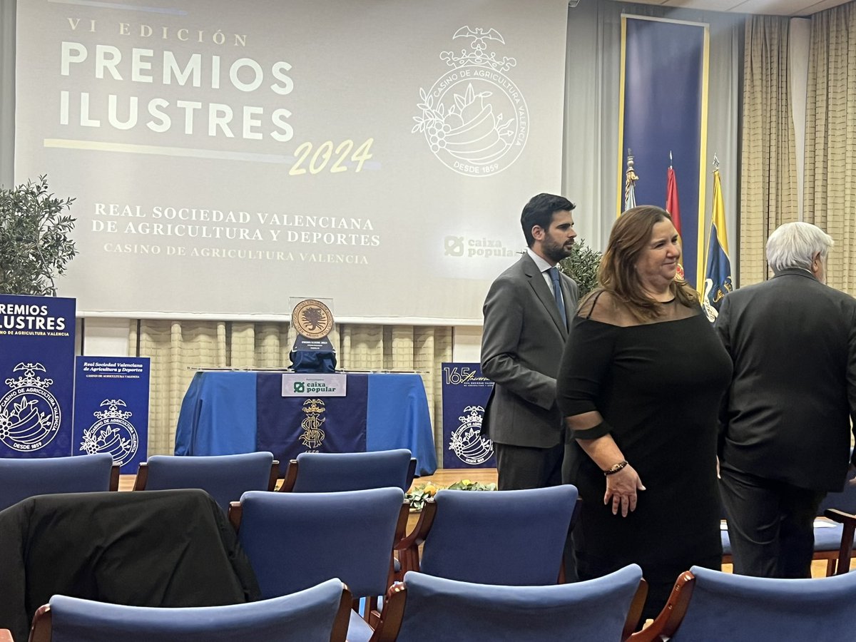 silviasoria's tweet photo. La tarde de hoy la dedico a disfrutar con una gala muy especial... PREMIOS ILUSTRES 2024 de @CasinoAgrVLC porque volver a casa poco a poco sabe a gloria... de hecho nada más llegar he encontrado a @ReginaMonsalve y #Cristobalaguado @ava_asaja #agricultura #misector https://t.co/isuVOpCxkA