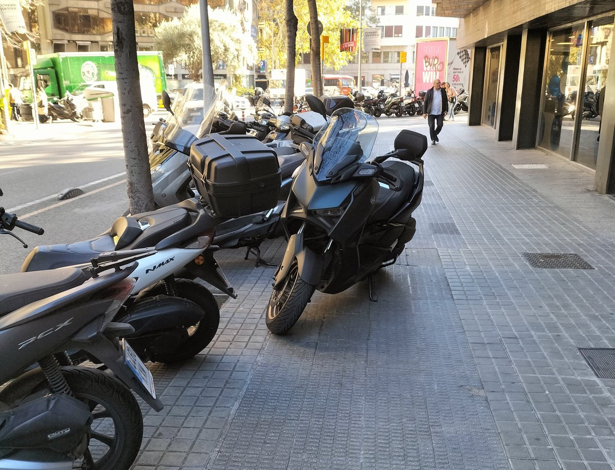 bcnbici's tweet photo. Quan la vorera ja està plena de motos aparcades ilegalment i arribes tu, no passa res, aparques encara més al mig de la vorera i palante...
Si total, ja saps que la @GUBBarcelona no sanciona mai les motos... https://t.co/N1suMg8aYX