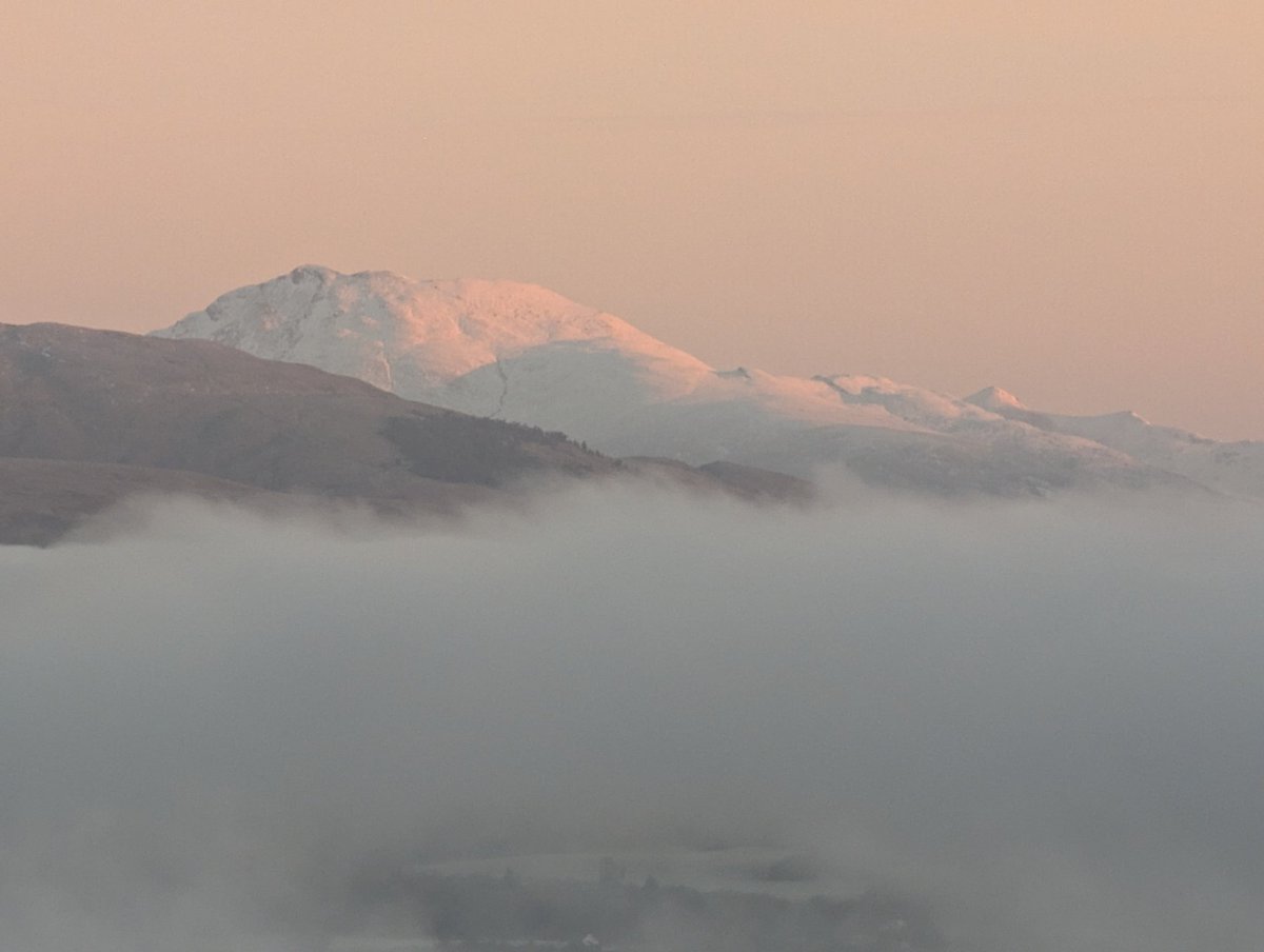 Scot_climber's tweet photo. If Carlsberg did commutes to work they'd include a temperature inversion! 😂. This morning Ben Lomond and a distant Stob Binnien (on the right)  caught the first rays of sunshine above the fog bank sitting over the River Clyde. 
#benlomond https://t.co/5b9H7wtT2A