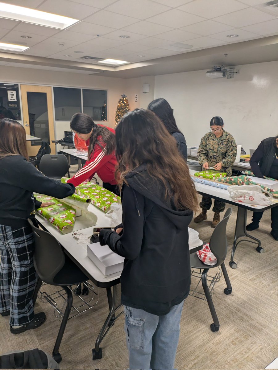 garyroberts53's tweet image. WCHS Lacrosse wrapping gifts for our Angel Tree kids
#warrenwill