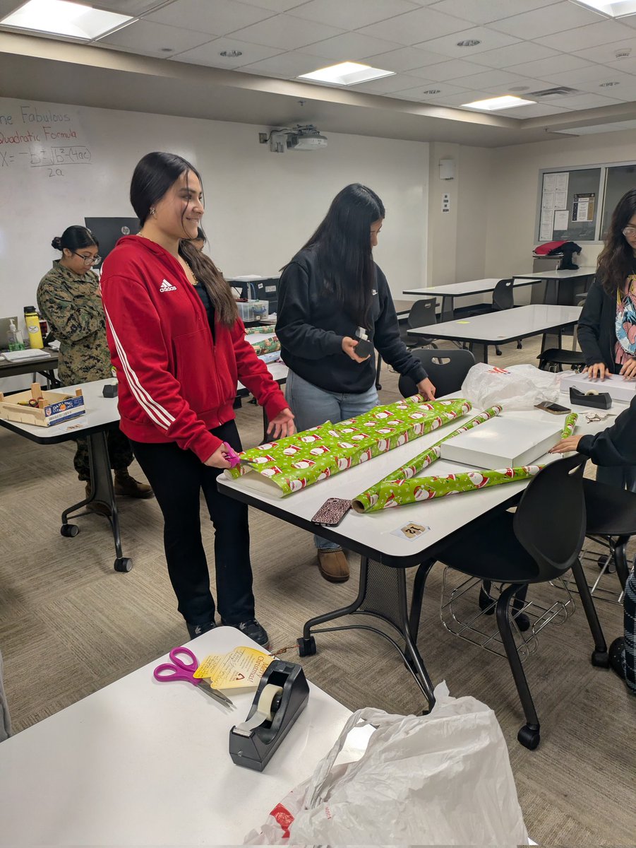 garyroberts53's tweet image. WCHS Lacrosse wrapping gifts for our Angel Tree kids
#warrenwill