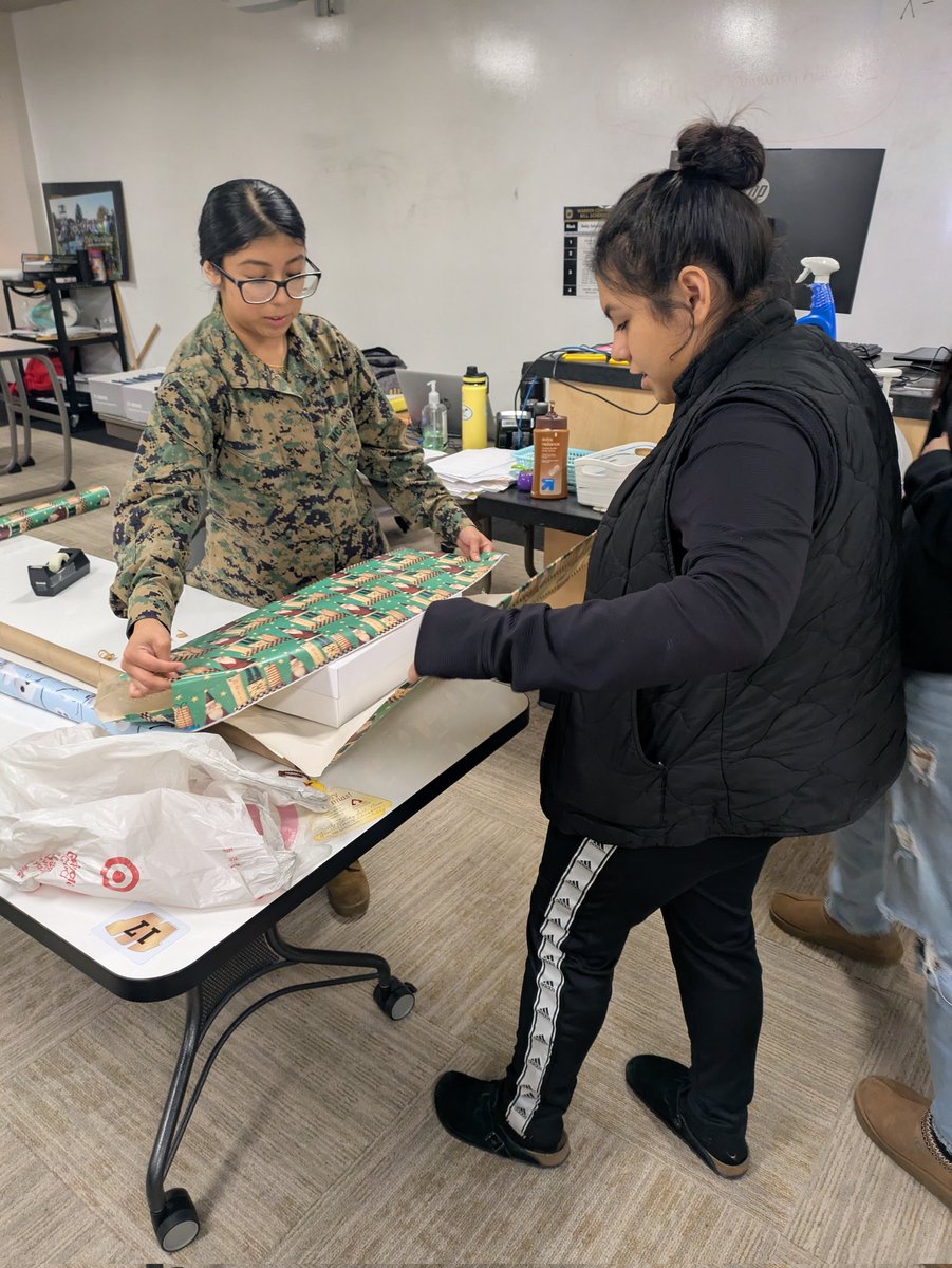 garyroberts53's tweet image. WCHS Lacrosse wrapping gifts for our Angel Tree kids
#warrenwill