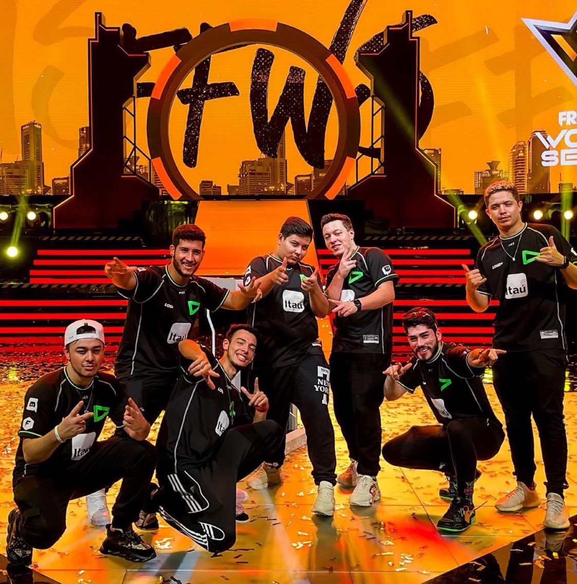 froisx's tweet photo. após ganhar tudo no emulador e ser o único coach bicampeão da LBFF, sendo 2x vice da copa ff, da LBFF, e vice campeã mundial, representando o Brasil em 5 mundiais seguidos, hoje me despeço dessa família incrível, não existe LOUD FREE FIRE sem FROIS na história, AMO VOCÊS ❤️ https://t.co/xj0rR2ZuHL
