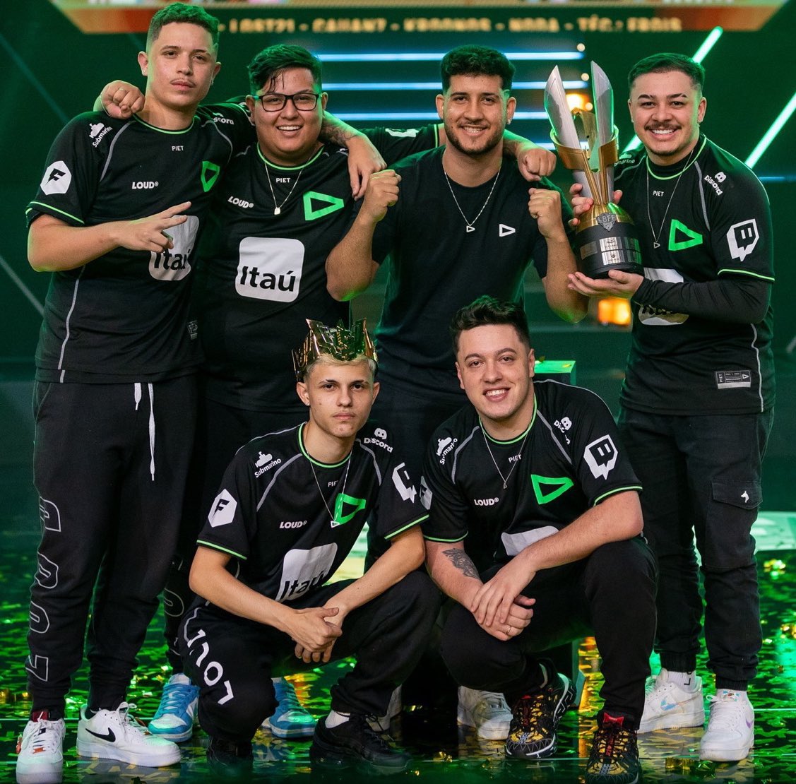froisx's tweet photo. após ganhar tudo no emulador e ser o único coach bicampeão da LBFF, sendo 2x vice da copa ff, da LBFF, e vice campeã mundial, representando o Brasil em 5 mundiais seguidos, hoje me despeço dessa família incrível, não existe LOUD FREE FIRE sem FROIS na história, AMO VOCÊS ❤️ https://t.co/xj0rR2ZuHL