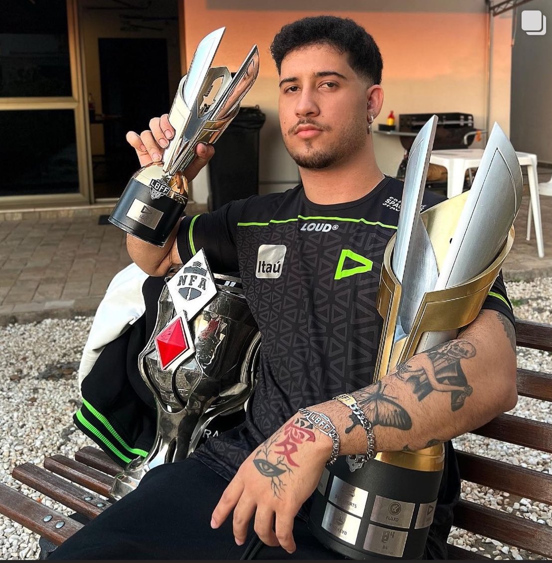 froisx's tweet photo. após ganhar tudo no emulador e ser o único coach bicampeão da LBFF, sendo 2x vice da copa ff, da LBFF, e vice campeã mundial, representando o Brasil em 5 mundiais seguidos, hoje me despeço dessa família incrível, não existe LOUD FREE FIRE sem FROIS na história, AMO VOCÊS ❤️ https://t.co/xj0rR2ZuHL