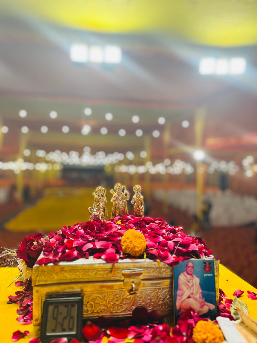 Shivdhamkailash's tweet photo. संगीतमय श्री राम कथा के आज पंचम दिवस पर श्रीराम कथा मर्मज्ञ अंतराष्ट्रीय कथावाचक परम पूज्य आचार्य शान्तनु जी महाराज के मुखारबिंद से श्रीराम वन गमन का अद्भुत एवं अलौकिक प्रसंग का श्रवण कर भक्तिरस मे आनंदित दिखा दिलदारनगर गाज़ीपुर❗

 #shriramkathadildarnagar https://t.co/HiGL0VbsXK