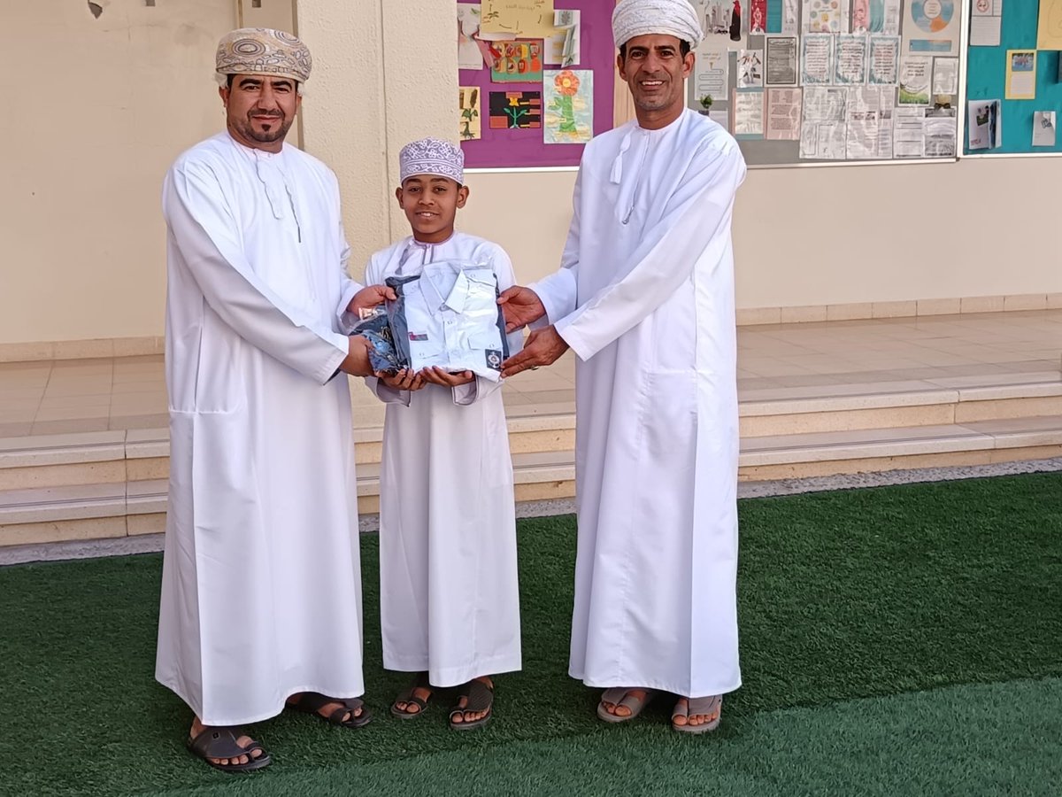 MuScout1's tweet photo. سلم الفاضل مدير مدرسة سلطان بن محمد البطاشي الزي الكشفي للكشافة https://t.co/98uuSnA0El