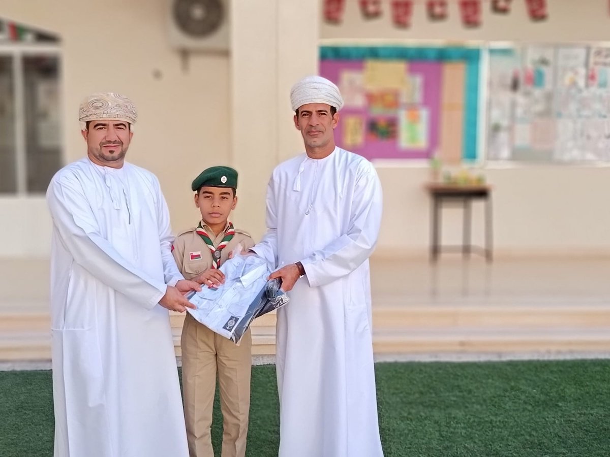 MuScout1's tweet photo. سلم الفاضل مدير مدرسة سلطان بن محمد البطاشي الزي الكشفي للكشافة https://t.co/98uuSnA0El