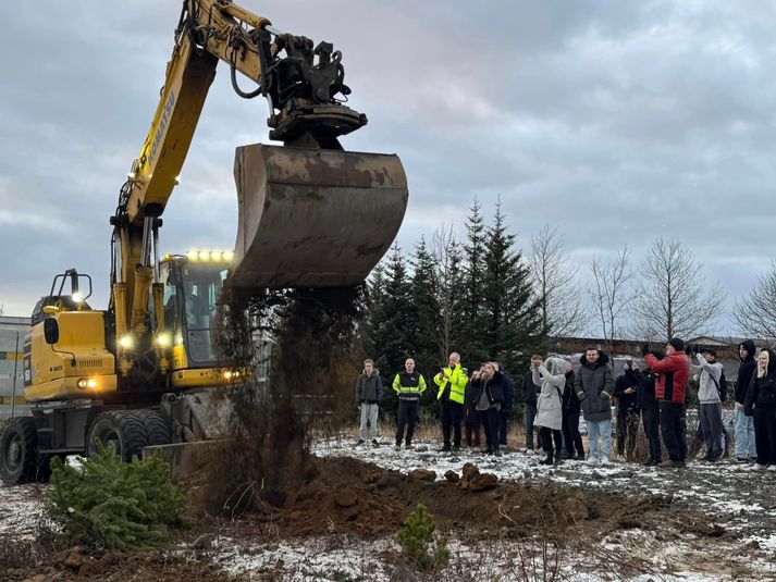jmbergsson's tweet photo. Það er ekki fríkeypis að leigja gröfur út um allt land vikunni fyrir kosningar. https://t.co/fze7kWDmca