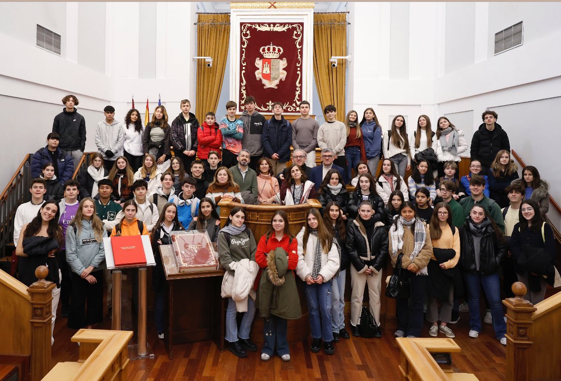 alfonsoviiiplus's tweet photo. Día 2 del encuentro"Europa nos conecta II"entre el @IESALFONSOVIII y el @LPontonniers. Hemos unido fuerzas de los programas europeos y junto con los EPAS hemos visitado las Cortes de CLM. Gracias a quienes lo han hecho posible, a Esther Soto y a Ángel Tomás Godoy por su acogida. https://t.co/FEUCTFnzVE