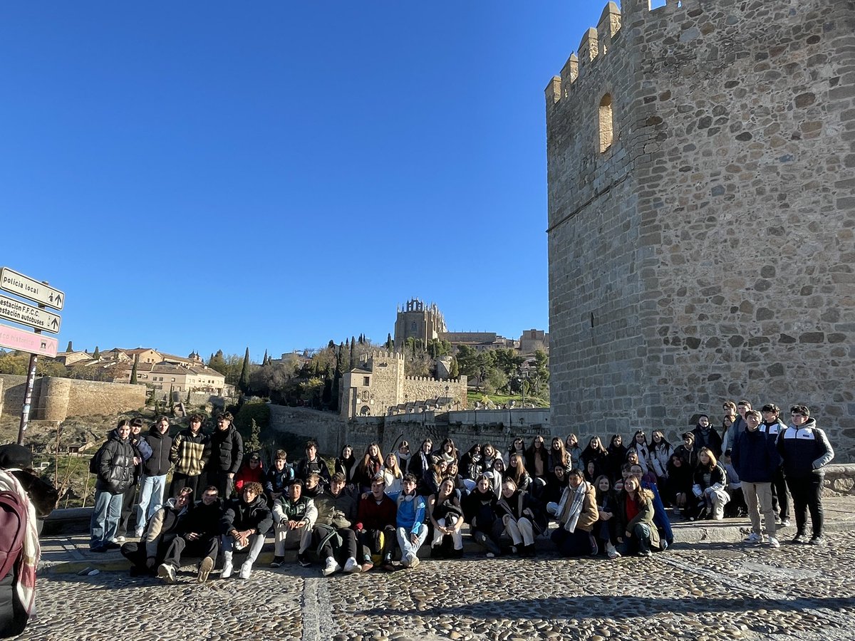 Día 2 del encuentro"Europa nos conecta II"entre el <a href="/IESALFONSOVIII/">IES ALFONSO VIII</a> y el <a href="/LPontonniers/">Lycée International Strasbourg, Pontonniers</a>. Hemos unido fuerzas de los programas europeos y junto con los EPAS hemos visitado las Cortes de CLM. Gracias a quienes lo han hecho posible, a Esther Soto y a Ángel Tomás Godoy por su acogida.